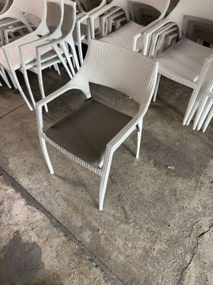 a lot of chairs that are sitting on the concrete