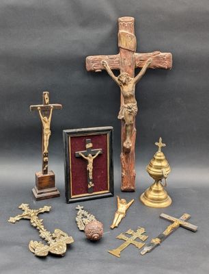 une croix, un crucifix et d'autres objets religieux posés sur une table