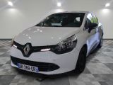 La voiture blanche est garée sur le sol à damier du showroom.