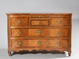 une commode ancienne avec des poignées en laiton et un plateau en bois
