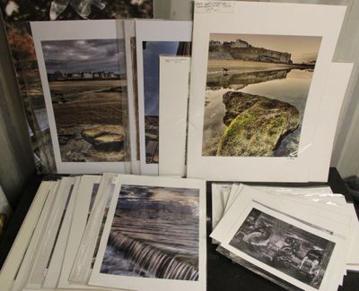 beaucoup de photos posées sur une table