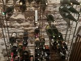 de nombreuses bouteilles de vin dans un casier à vin accroché au mur