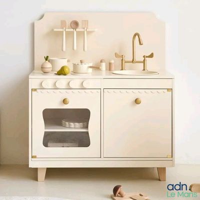 une petite cuisine en bois pour enfants, avec un évier et un four