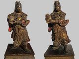 paire de statues en bronze représentant un homme et une femme, posées sur un socle