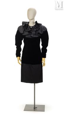mannequin vêtu d'une robe noire à col à volants et d'une jupe noire