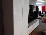 une photo d'un salon avec une télévision accrochée au mur