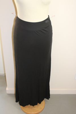 une jupe noire de femme sur un mannequin, un mannequin, un mannequin, un mannequin, un mannequin, un mannequin, un mannequin, un mannequin