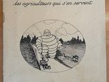 un vieux livre posé sur une table en bois à côté d'une tasse de café