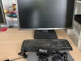 un bureau sur lequel se trouvent un clavier, une souris et un écran