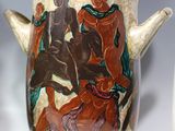 deux vases exposés sur une table