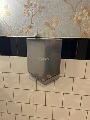 des toilettes équipées d'un distributeur de papier fixé au mur