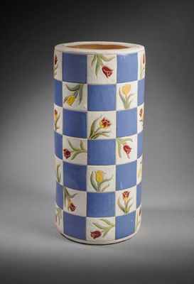 un vase bleu et blanc orné de fleurs peintes