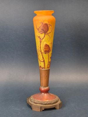 un vase posé sur un socle, sur fond bleu