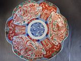 une assiette rouge et bleue ornée d'un motif floral