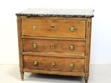 une commode ancienne avec dessus en marbre et poignées en laiton