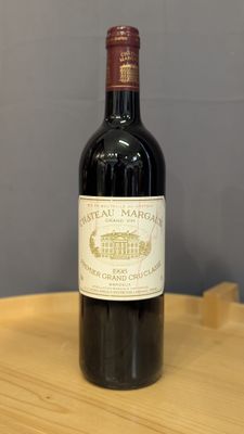 une bouteille de vin rouge posée sur une table en bois