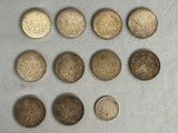 Plusieurs pièces sont disposées en rangée sur une table