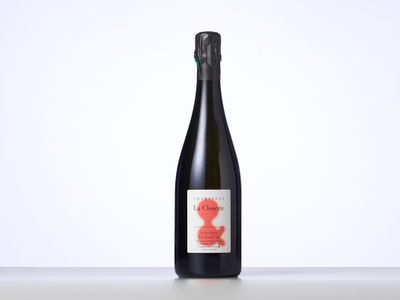 une bouteille de vin posée sur une table