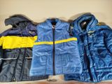trois vestes sont alignées sur une étagère dans une pièce