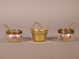 trois petits pots contenant chacun une cuillère
