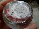 une personne tenant un bocal en verre contenant un gâteau