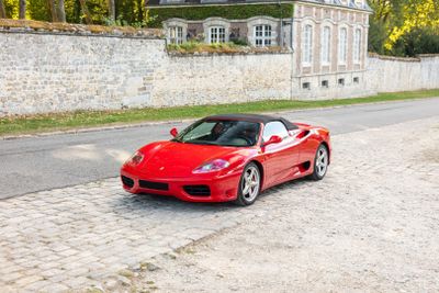 une voiture de sport rouge garée sur le bord de la route