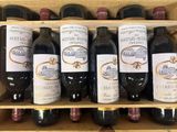 de nombreuses bouteilles de vin rangées dans une caisse en bois