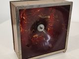 une horloge posée sur une table blanche
