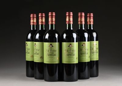 six bouteilles de vin rouge sont alignées