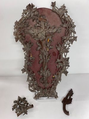 une horloge posée sur une table à côté d'un morceau de bois