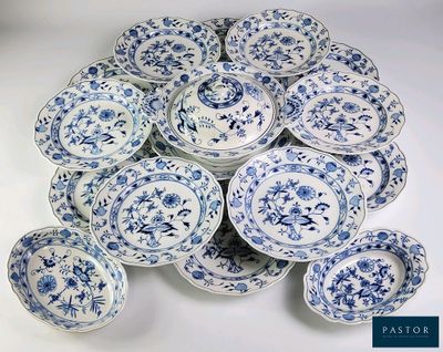 de nombreuses assiettes bleues et blanches sur une table blanche