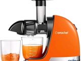 un presse-agrumes avec un verre de jus d'orange à côté