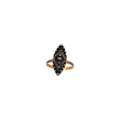 un gros plan d'une bague sertie de diamants noirs sur fond blanc