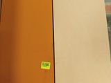 deux morceaux de carton posés sur une boîte en carton