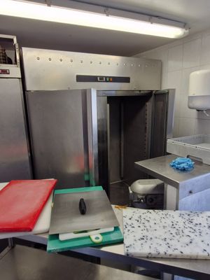 une grande cuisine avec beaucoup de plans de travail