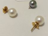 trois paires de boucles d'oreilles en perles et en or posées sur un fond blanc
