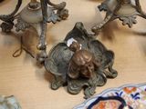 une table sur laquelle sont posés de nombreux objets anciens