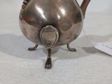 un vase en argent posé sur une table