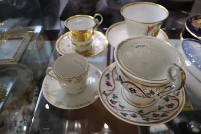de nombreuses tasses et soucoupes posées sur une table en verre