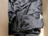 une boîte contenant un tissu noir