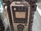 an old radio that is sitting on a table