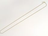 Collier à chaîne en argent sterling avec un pendentif en forme de cœur sur fond blanc