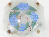 une plaque de verre ornée d'un motif floral bleu