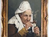 tableau représentant une vieille femme fumant la pipe, un verre à la main