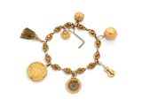 Gros plan sur un bracelet en or orné de breloques