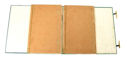 un livre ouvert, avec un stylo à l'intérieur, posé sur une table