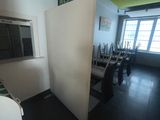une pièce où se trouvent plusieurs tables et chaises