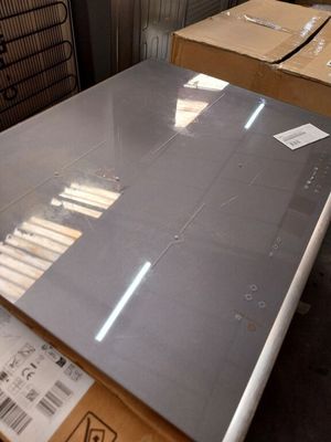 une table sur laquelle sont posées de nombreuses boîtes