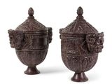 paire d'urnes anciennes en fonte sur socles, munies d'anses
