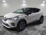 Le nouveau SUV Toyota C-HR est garé dans un showroom